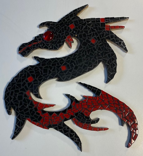 Support dragon décoré en mosaïque avec des translucides et une bille de verre XL